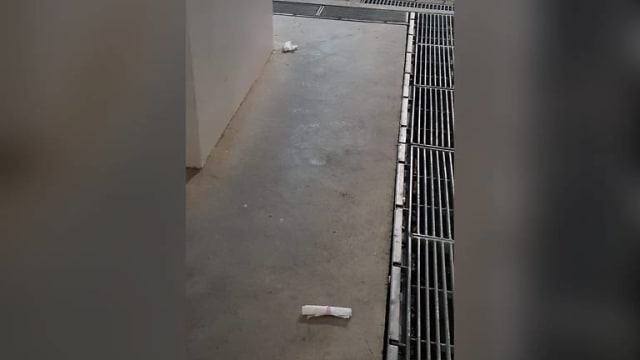 卫生棉等垃圾频从天降 榜鹅居民苦不堪言