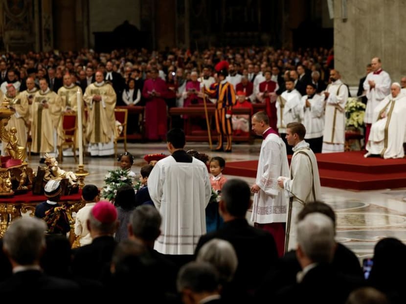 On Christmas eve, Pope Francis laments 