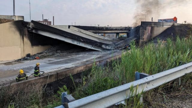 油罐车着火导致美国费城高速公路部分坍塌 所幸无人伤亡