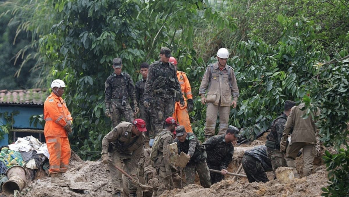 Bolsonaro mengunjungi lokasi bencana setelah hujan mematikan di Brasil