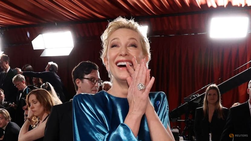 Stars flaunt shimmery, bold looks on Oscars 'champagne' red carpet Stars flaunt shimmery, bold looks on Oscars 'champagne' red carpet