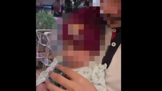 马国男子让婴儿吸电子烟 被网民怒斥举报