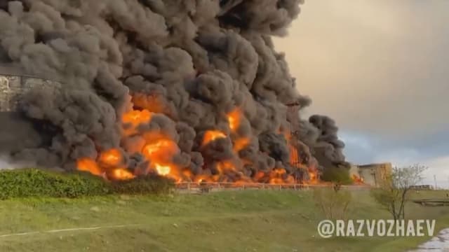 克里米亚半岛油库遭炸弹袭击引发大火