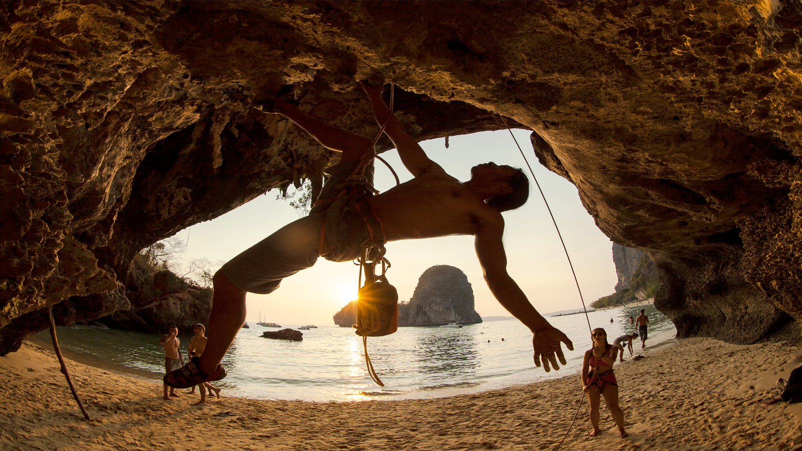 Phuket menyambut wisatawan yang divaksinasi saat Thailand dibuka kembali untuk pariwisata