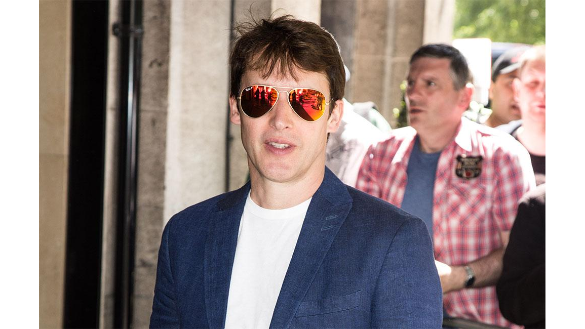 Two strangers offer kidneys to James Blunt's sick father - 8days