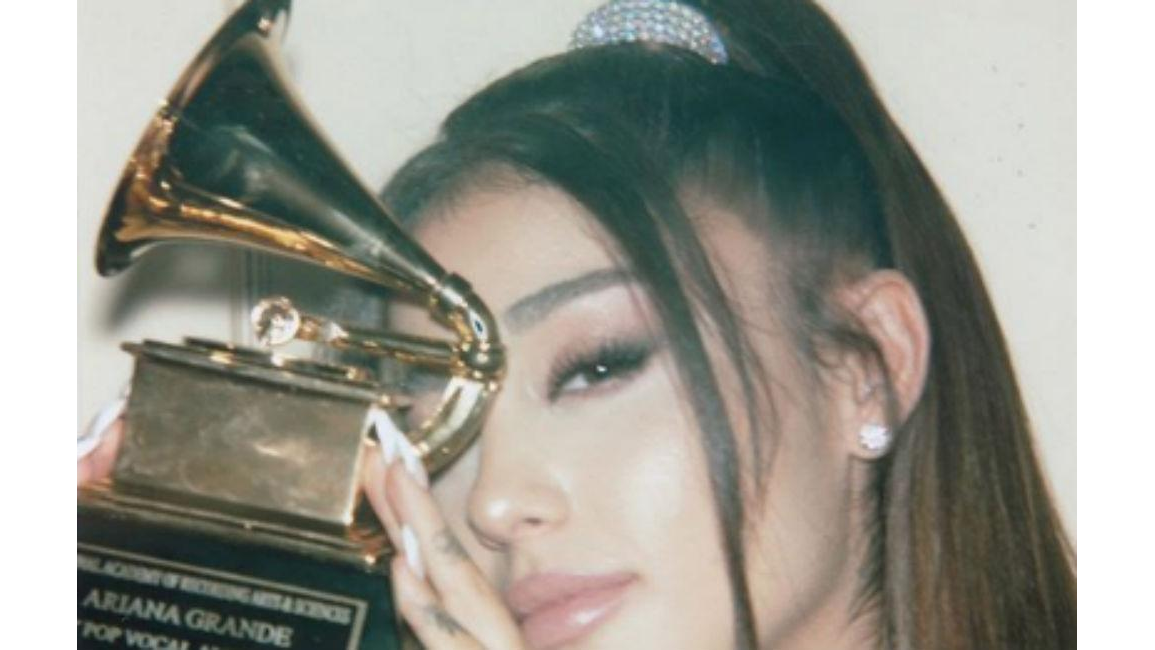 Ariana Grande finally gets Grammy Award 8 Days(01)
