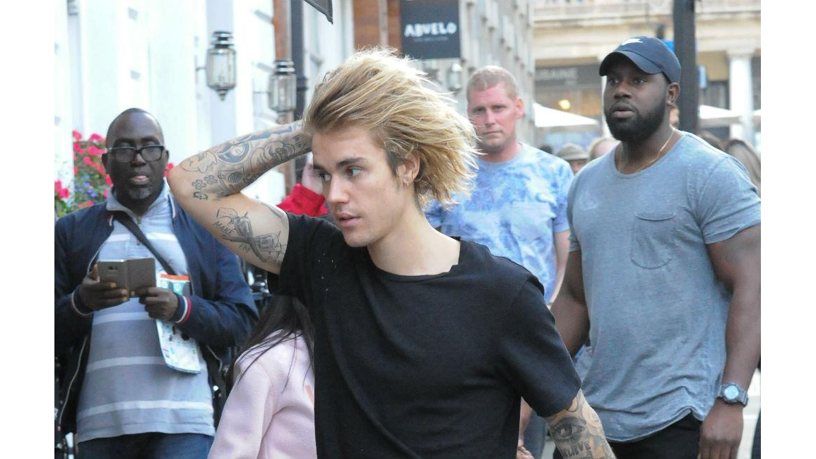 Justin Bieber challenges Tom Cruise to bottle cap challenge 8days(01)