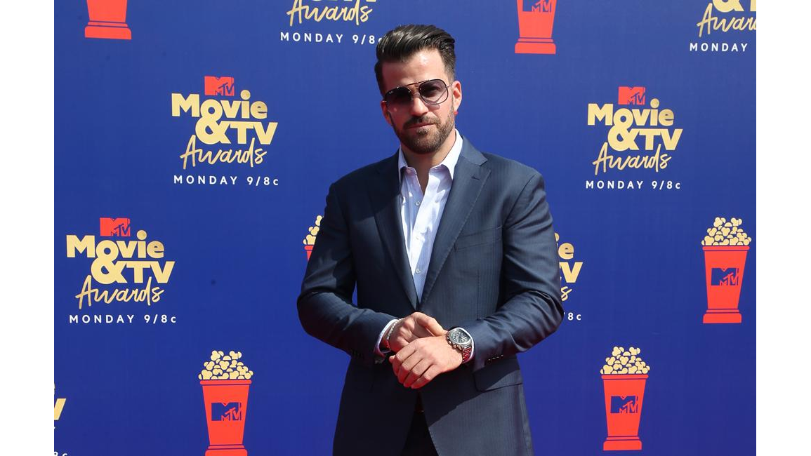 Johnny Bananas storms stage at MTV Movie and TV Awards 8days