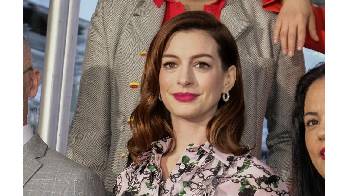 Anne Hathaway receives Walk of Fame star - 8days
