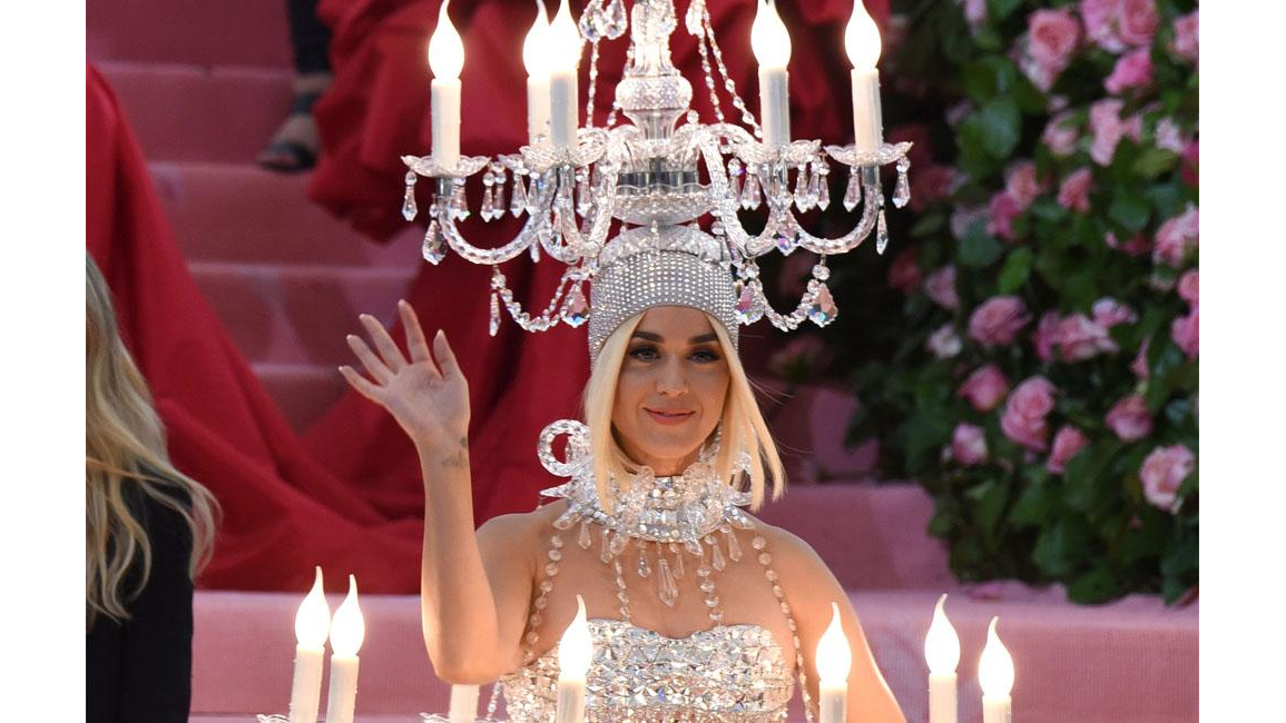 Katy Perry's chandelier dress weighed 18kg 8days