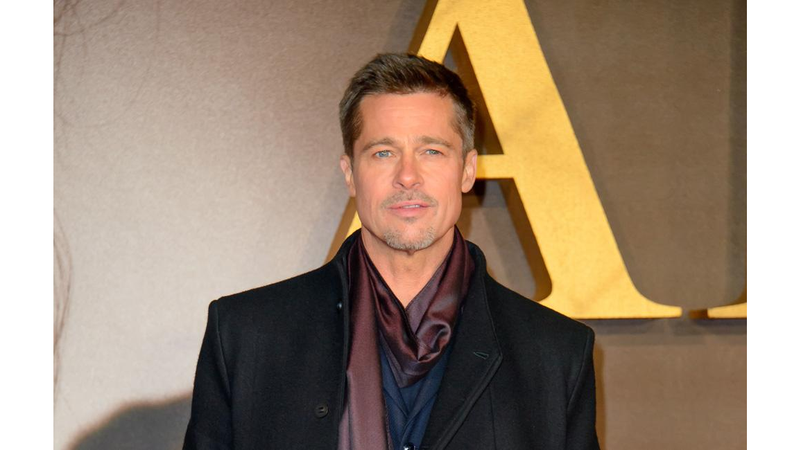 Brad Pitt focusing on kids 8days(01)