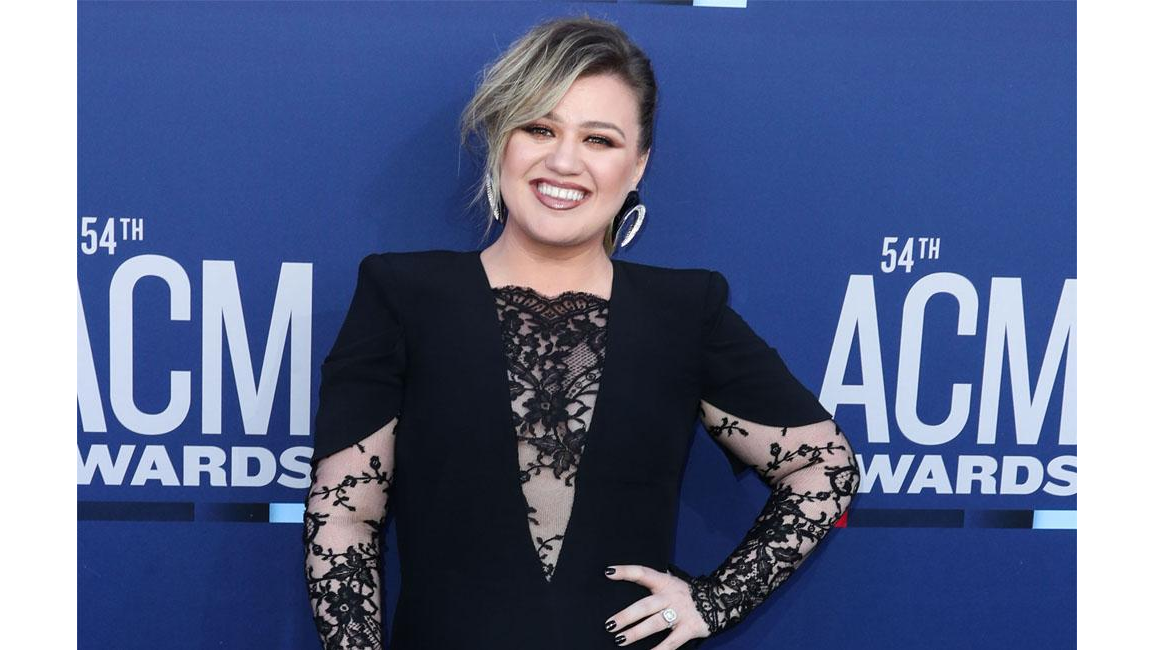Kelly Clarkson mistaken for seat filler at ACM Awards 8days