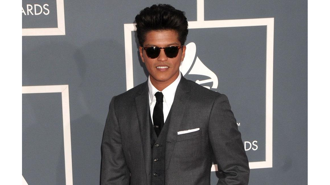 Bruno Mars feeding Hawaiian families for Thanksgiving 8days