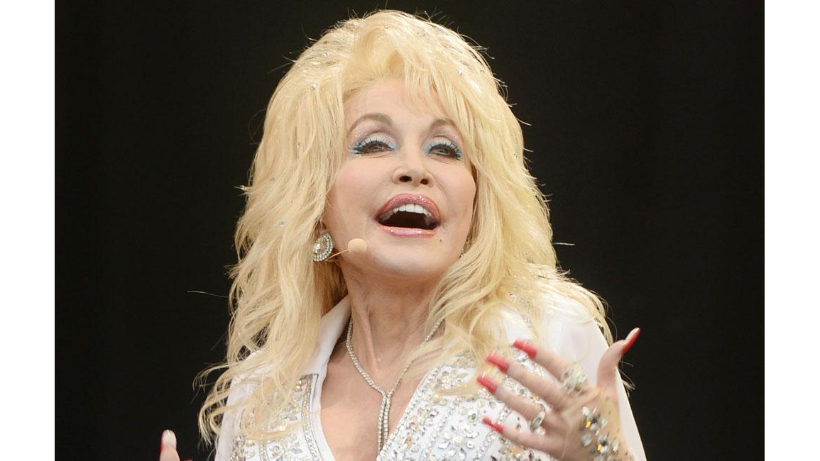 Dolly Parton stopped meetings so men could stare at her boobs - 8 Days