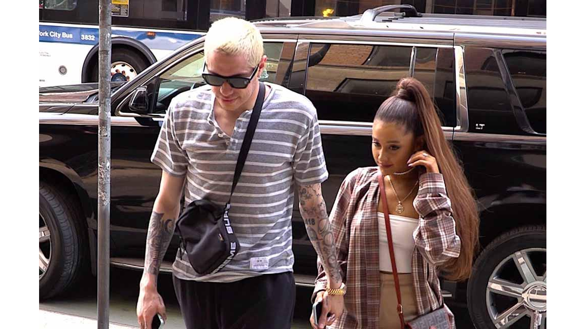 Ariana Grande's pet pig 'starting to bite' 8days(01)