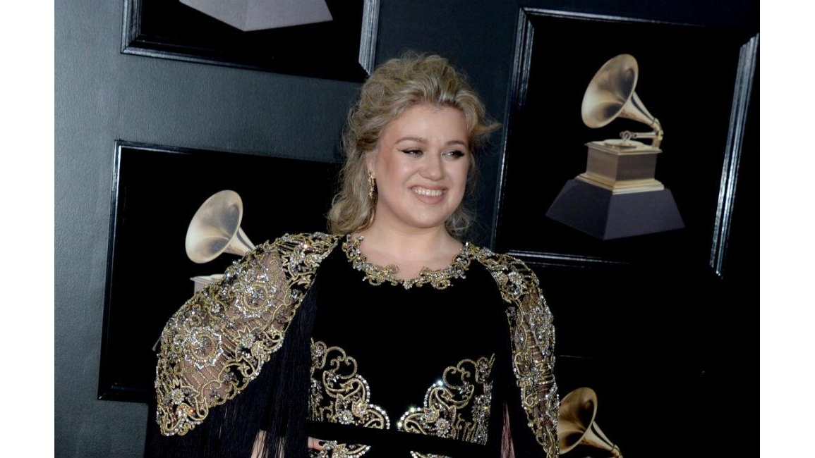 Kelly Clarkson practises her interviewing skills with Seth Meyers 8days