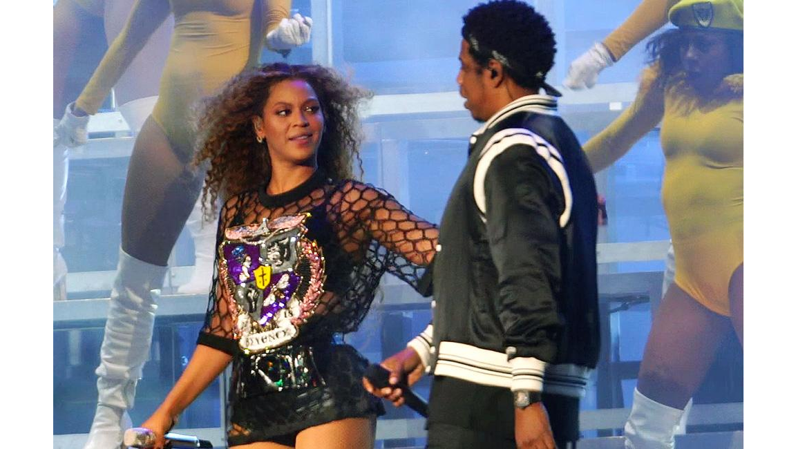 Beyonce and JayZ end concert following stage invasion 8days