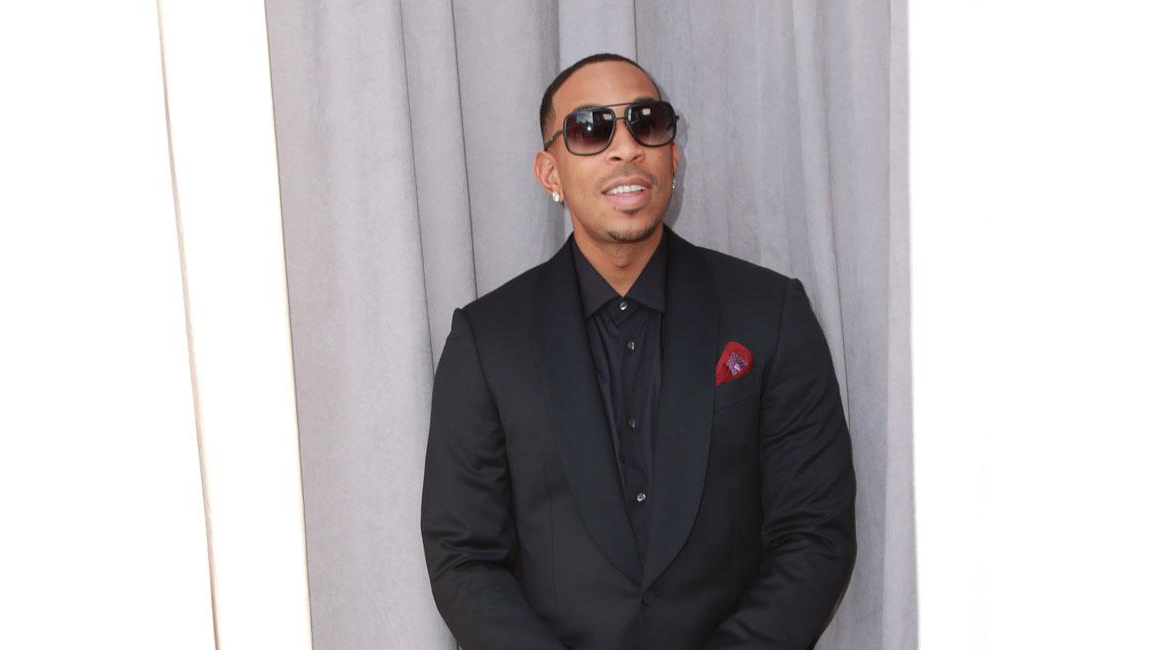 Ludacris pays random woman's 375 grocery bill 8days