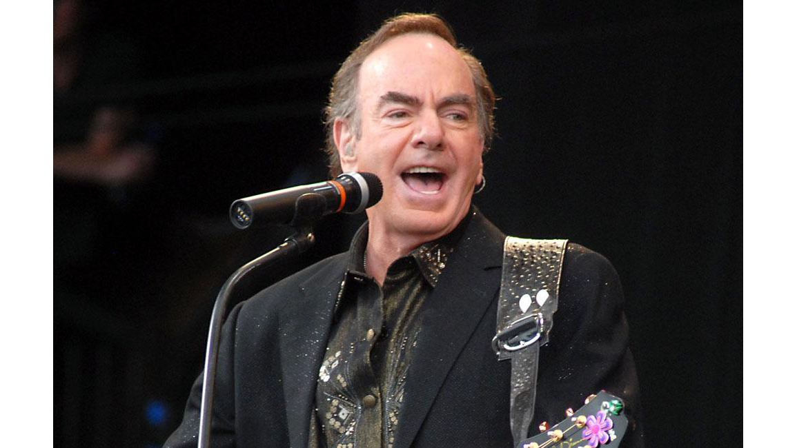 Neil Diamond thanks firefighters with surprise performance 8days