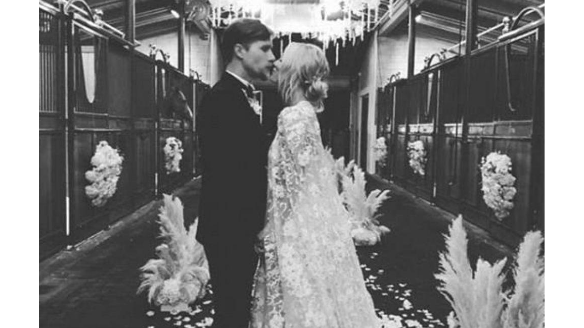 Kaley Cuoco ties the knot 8days