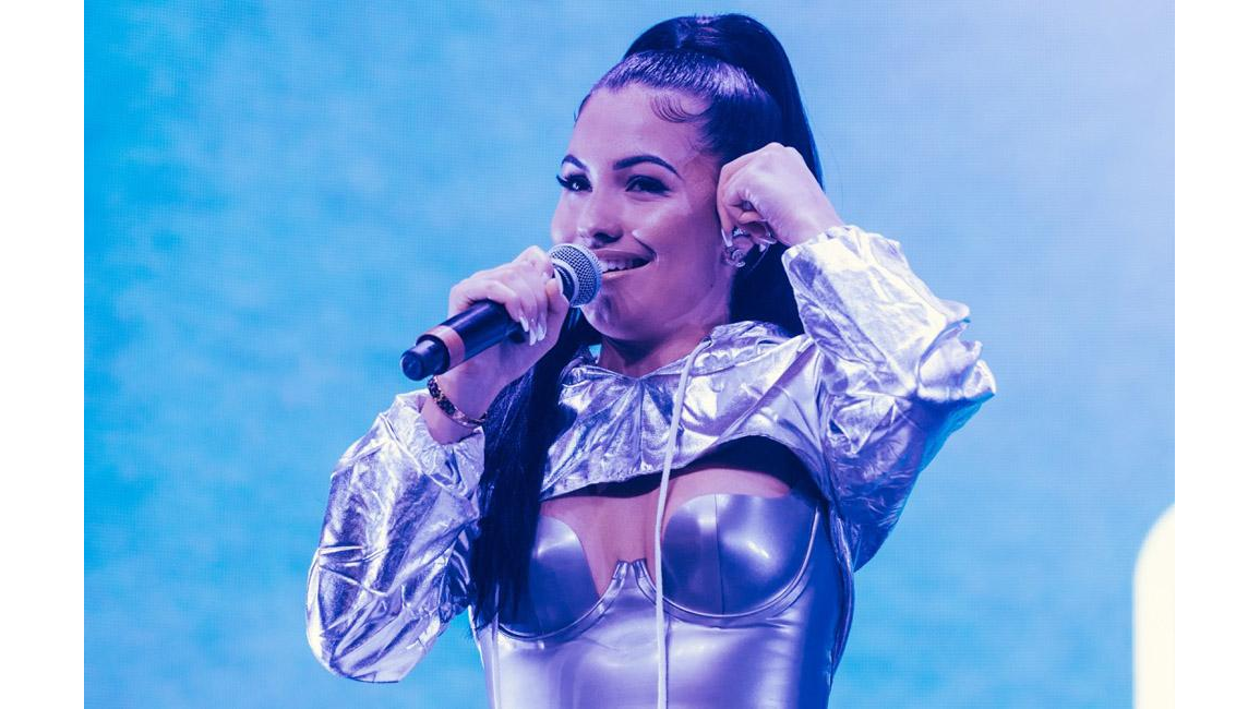 Mabel Performance Mabel performs despite getting run over - 8days