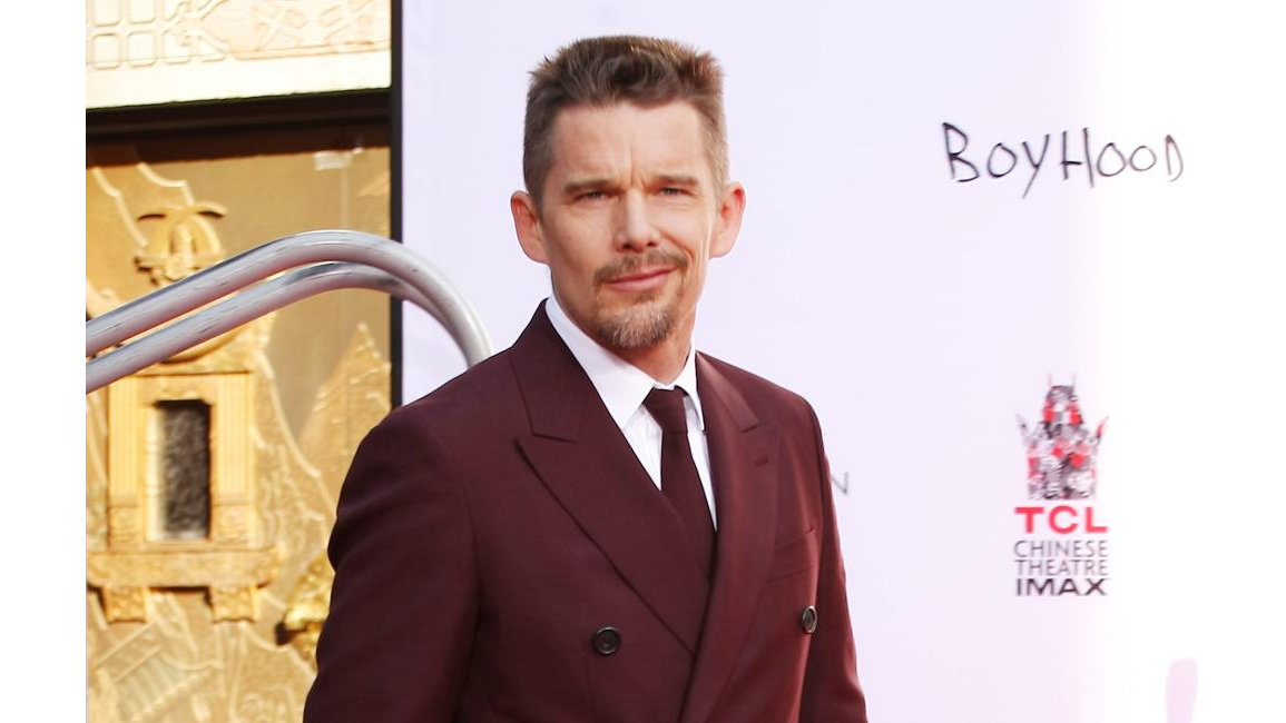 Ethan Hawke remembers 'gentle' Robin Williams 8days