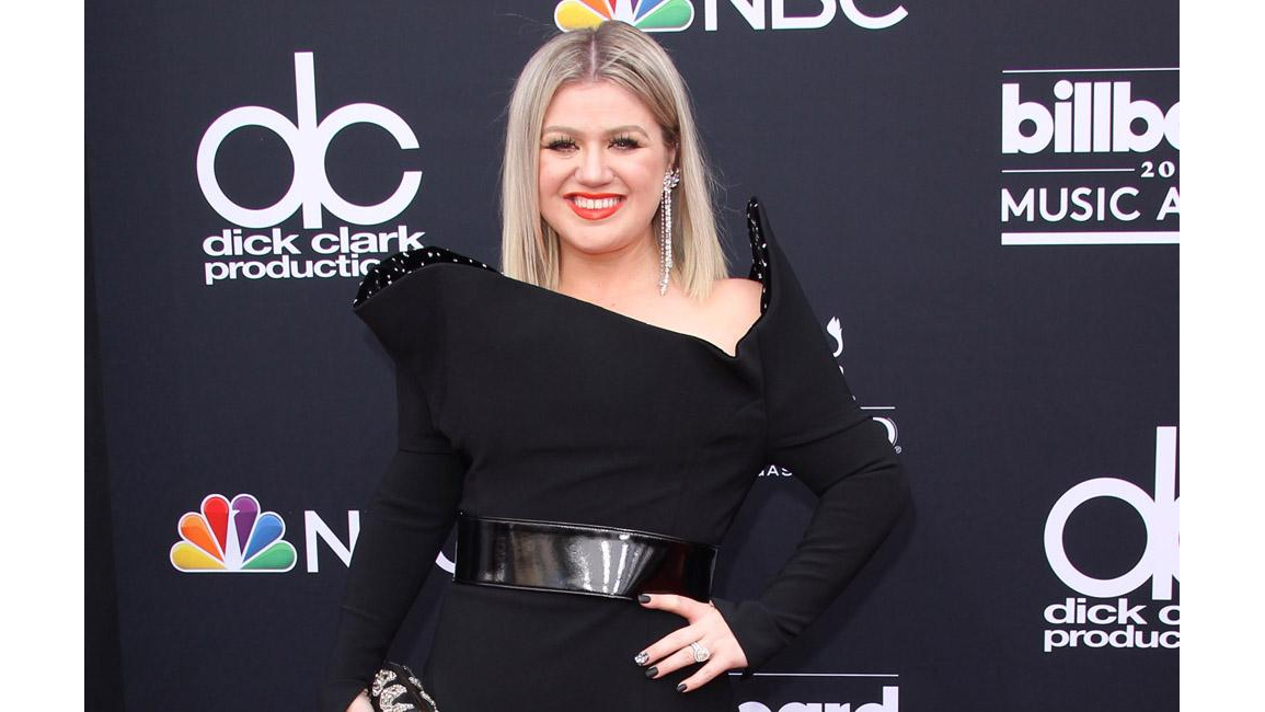 Kelly Clarkson Reunites With Simon Cowell At Billboard Music Awards 8days