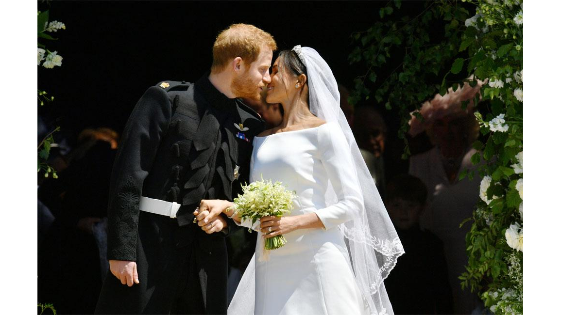 Prince Harry and Duchess Meghan's first kiss 8days