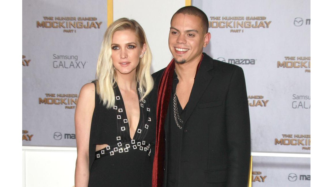 Evan Ross Thinks Wife Ashlee Simpsons Teenage Show Was Sweet 8 Days 