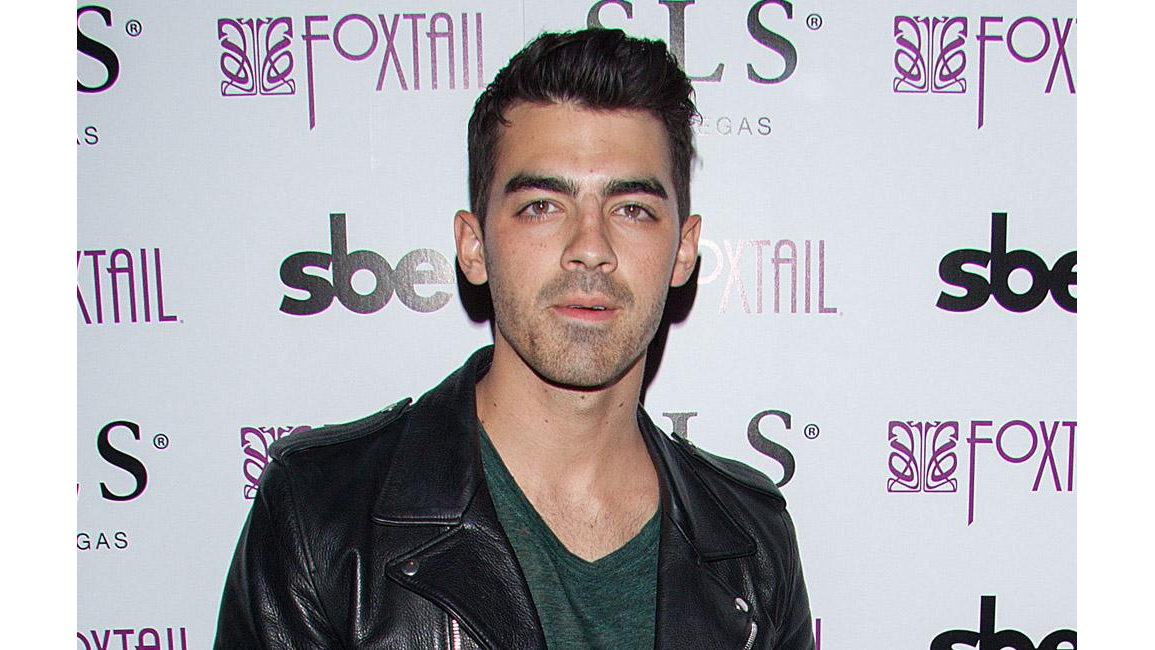 Joe Jonas Screaming fans gave me hearing damage 8days