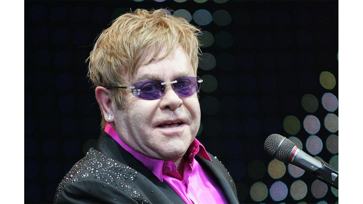 Elton John Praises Sexy Miley Cyrus 8days