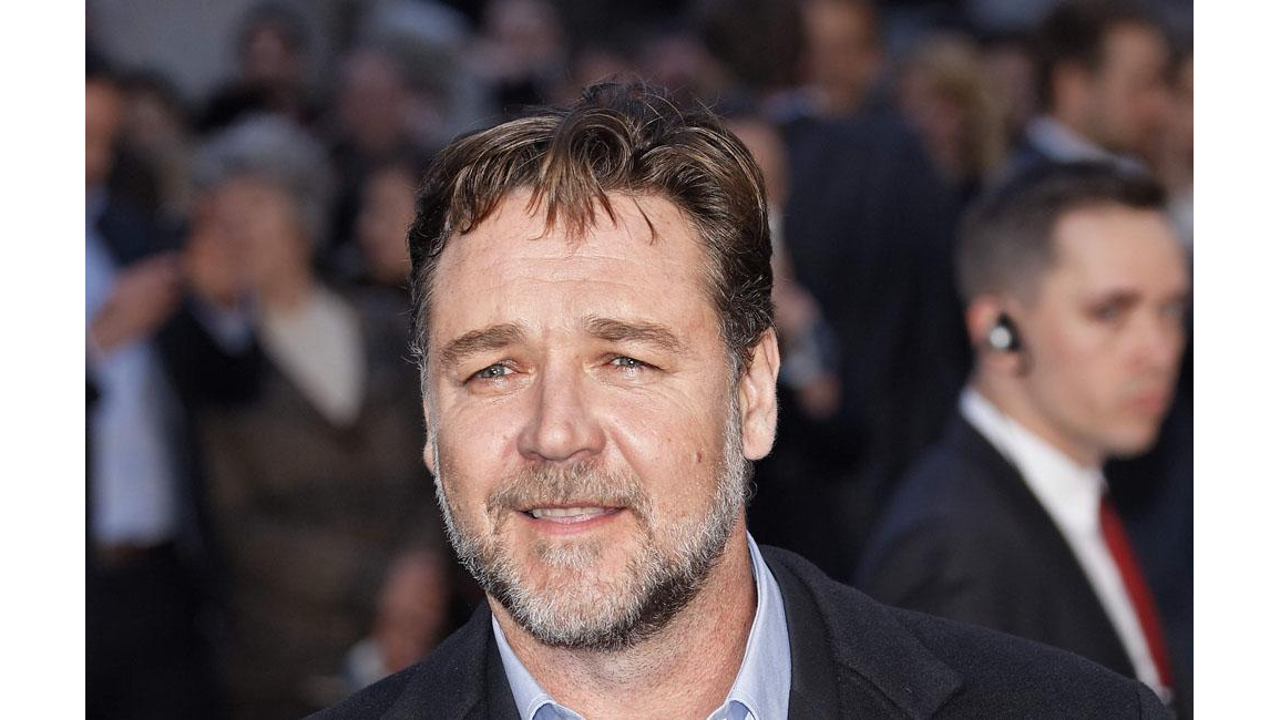 Russell Crowe to auction off personal items 8 Days