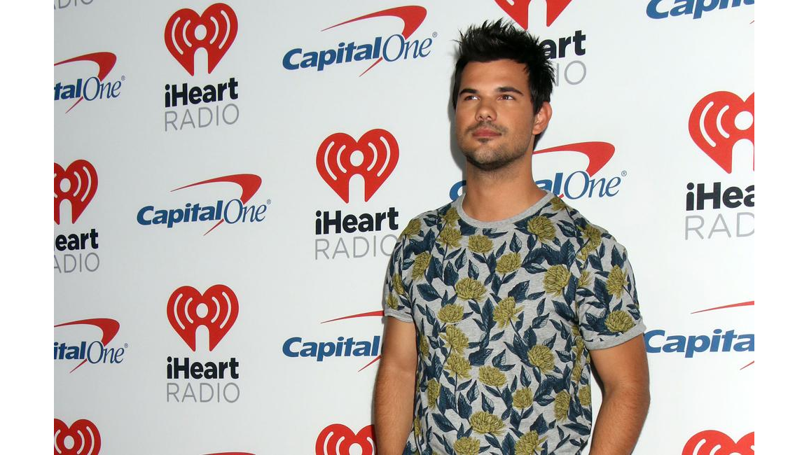 Taylor Lautner mourns dog's death 8days
