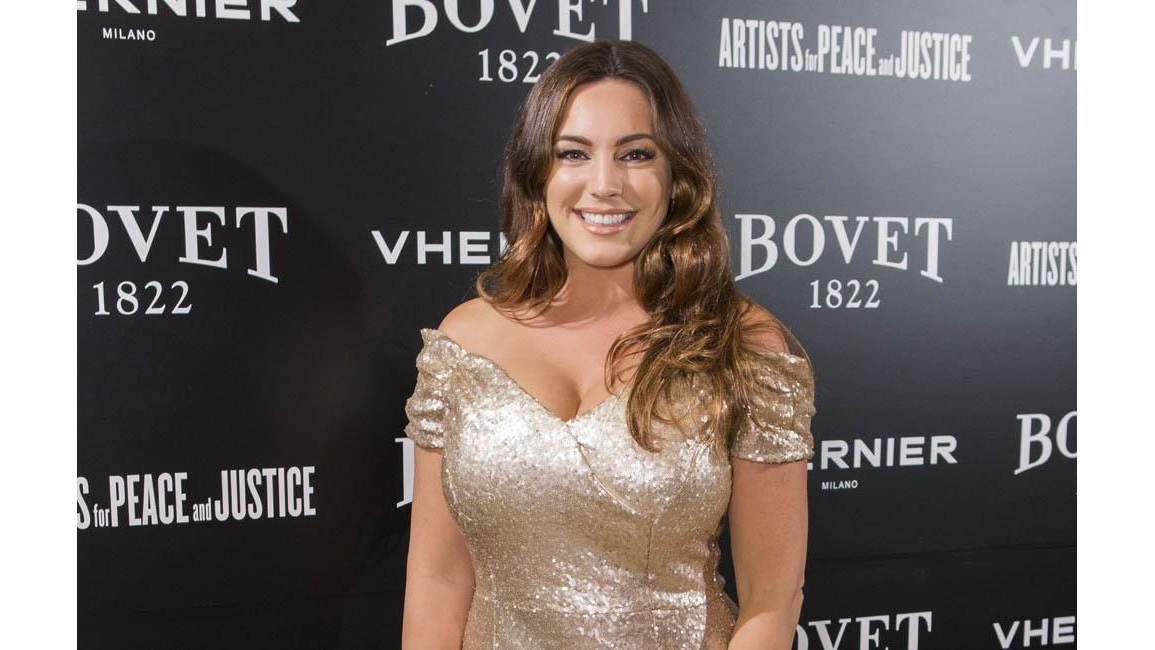 Kelly Brook in training to lose weight from her boobs 8days