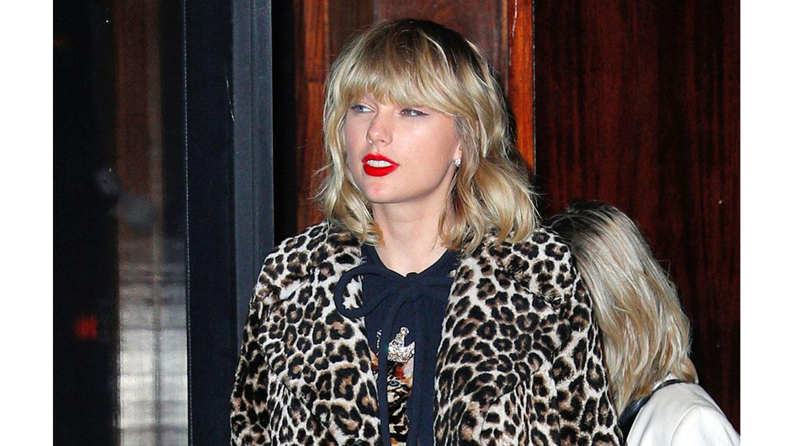 Taylor Swift helps pregnant fan buy house 8days