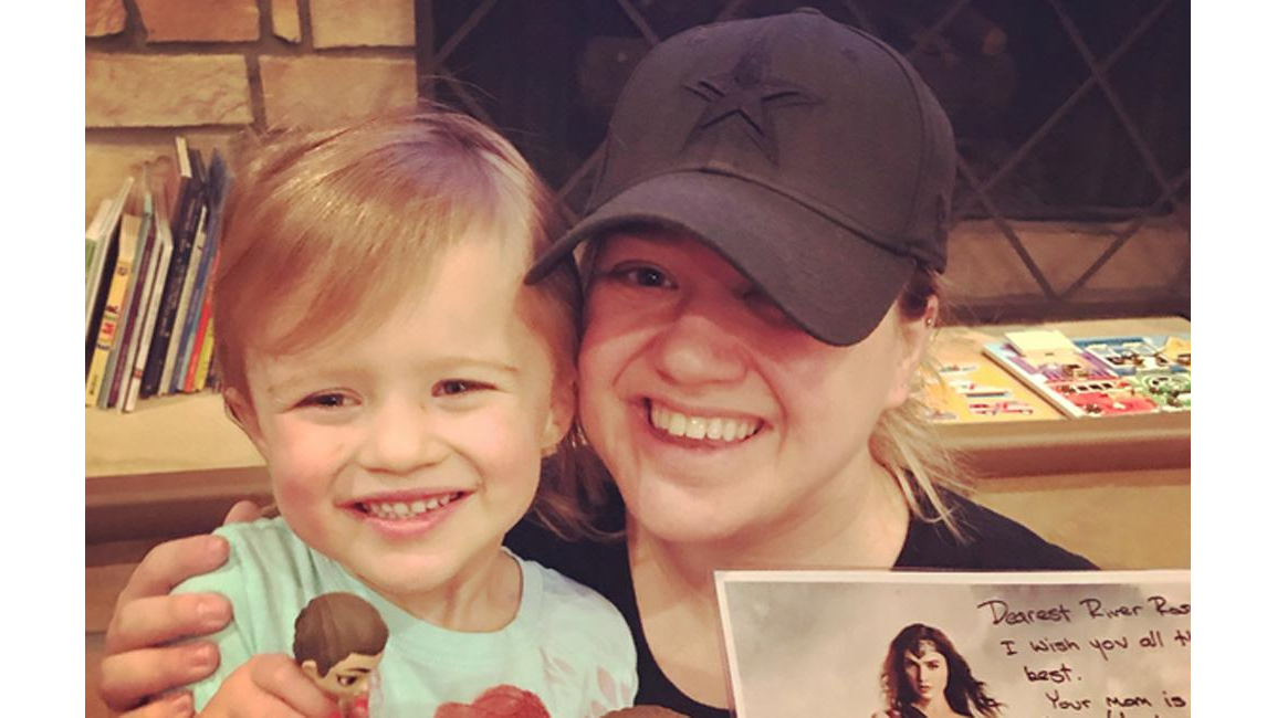 Kelly Clarkson's daughter receives Wonder Woman from Gal Gadot 8days