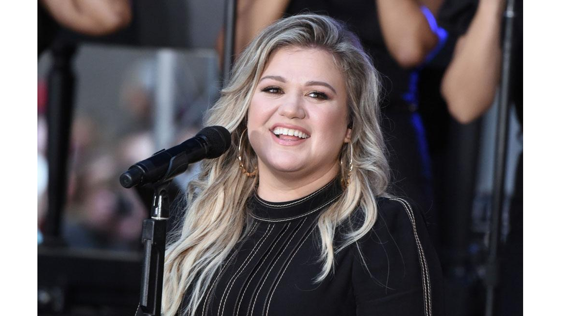 Kelly Clarkson claims finding love as a celebrity is harder 8days