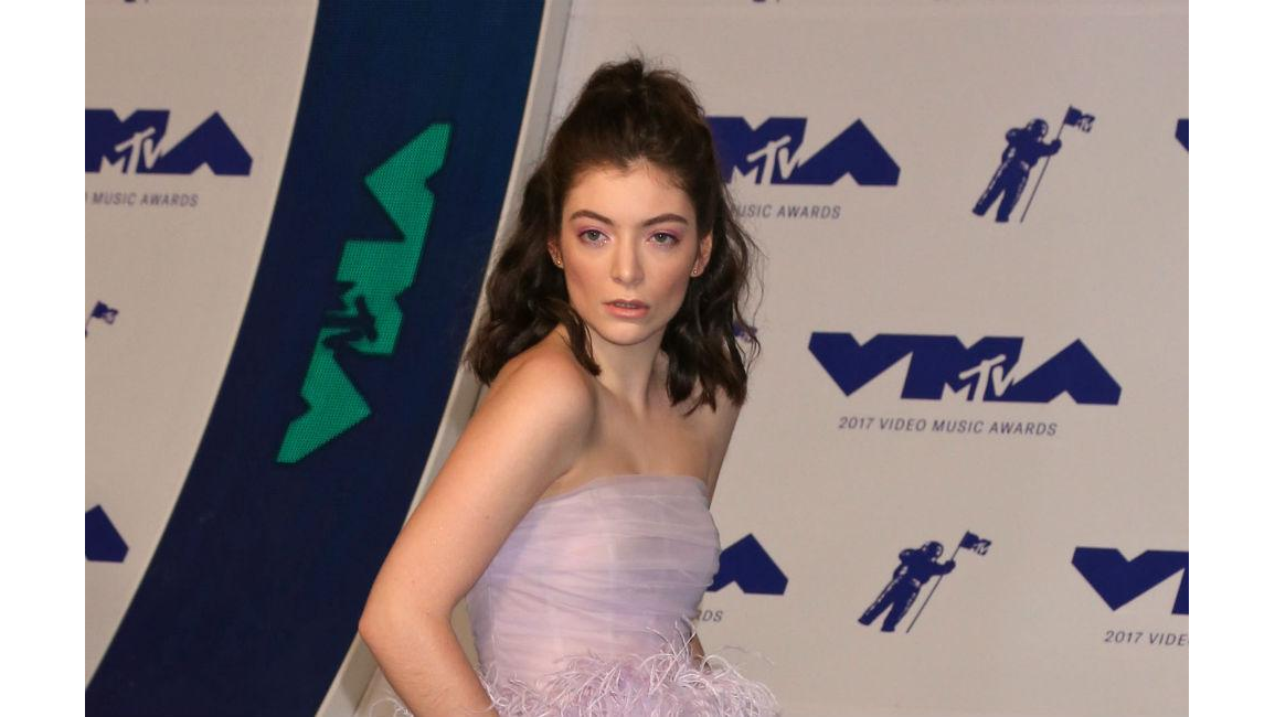 Lorde Porn - Lorde had 'hot doctors' to give her vitamin drip - 8days