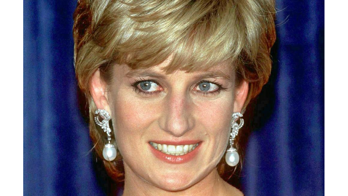 Princess Diana mourners weep at Kensington Palace 8days