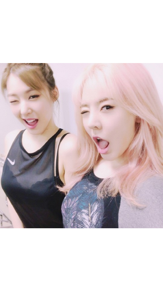 Snsd′s Tiffany And Sunny Pose For Cute Selfies 8days 4717