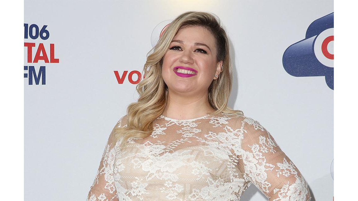 Kelly Clarkson Takes Body Shamer By Surprise 8days 7960