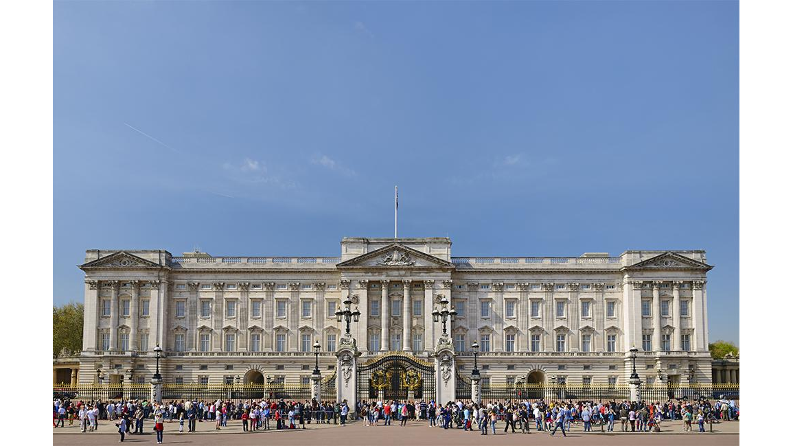 Buckingham Palace renovation causes bidding war 8days