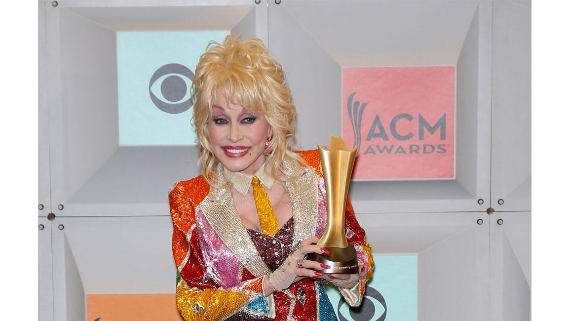 Dolly Parton gives millions to fire victims 8days
