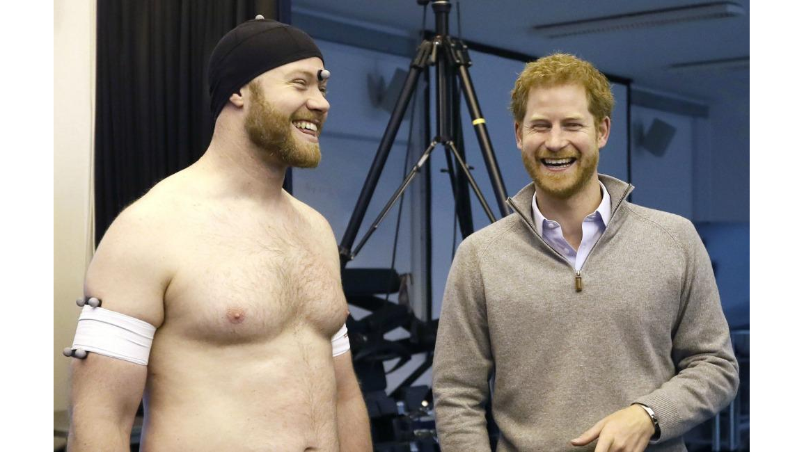 Prince Harry meets fan in underwear 8days