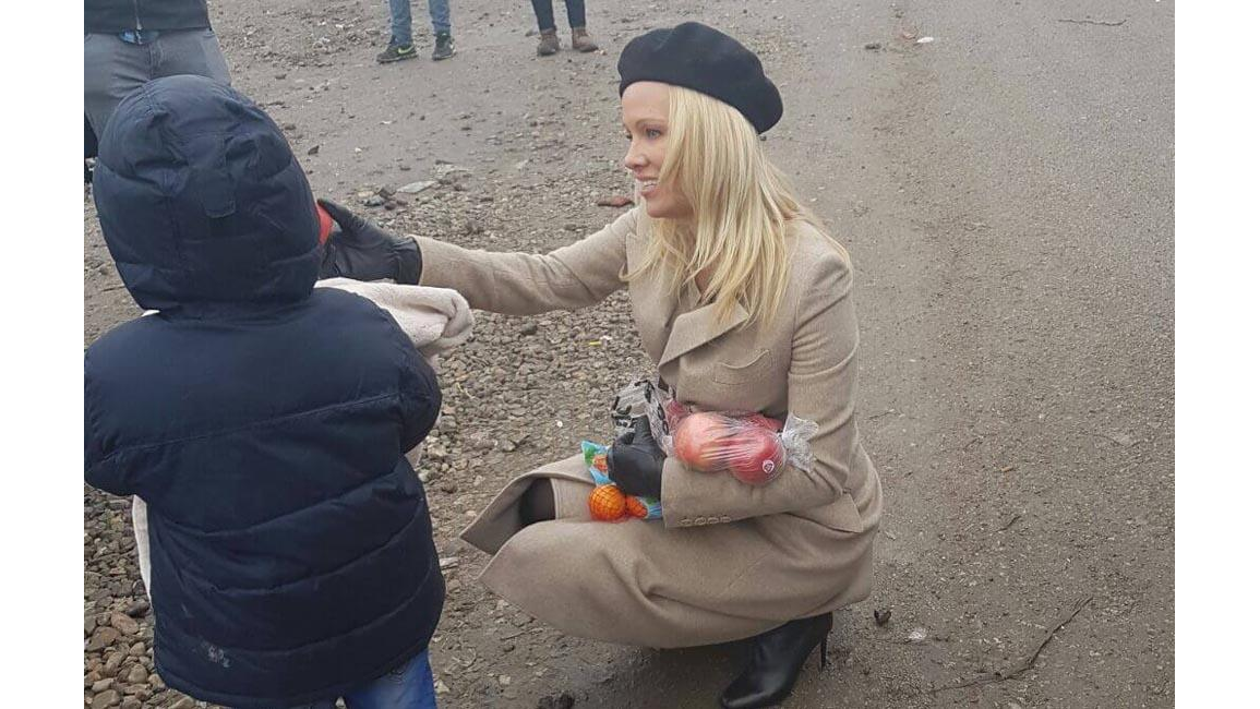 Pamela Anderson Shocked During Visit To Meet Refugees In Dunkirk 8 Days