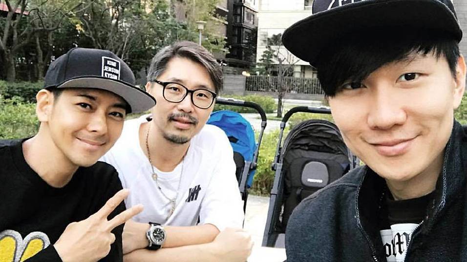 JJ Lin hangs out with Jimmy Lin’s family in the park - 8days