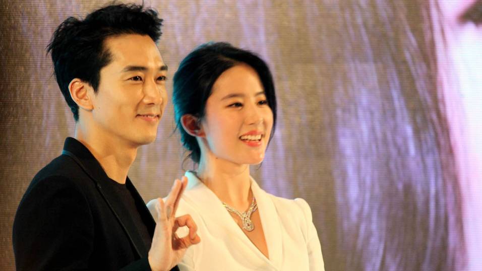 Have Song Seung Heon’s feelings for Liu Yifei cooled? 8days