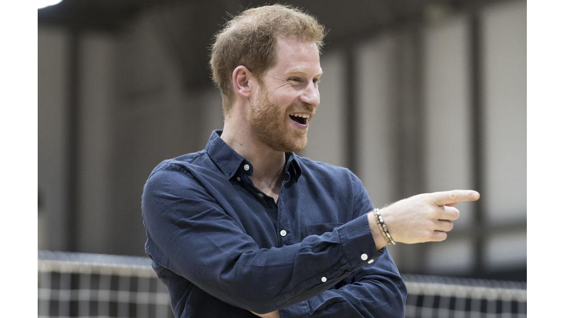 Burger King offers Prince Harry a job 8 Days