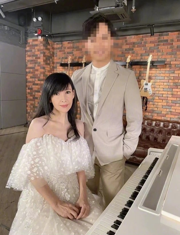 Netizens Amazed At How Youthful Vivian Chow, Who'S Almost 54, Looks In New  Unretouched Photos - 8Days