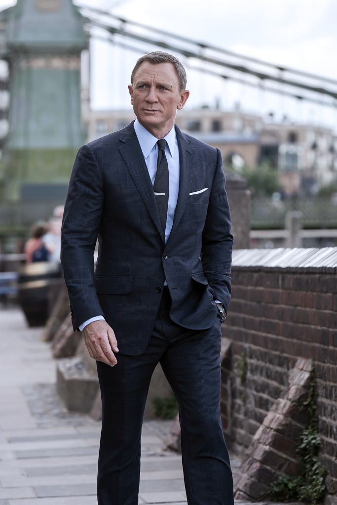 Daniel Craig Burns Through 20 Suits In A Single Action Scene As James ...